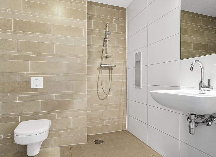 Ruime woonkamer in Strand Resort Ouddorp Duin villa, Ouddorp.