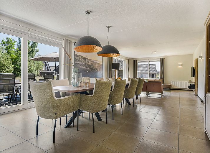 Moderne woonkamer met uitzicht op de natuur bij Strand Resort Ouddorp Duin.