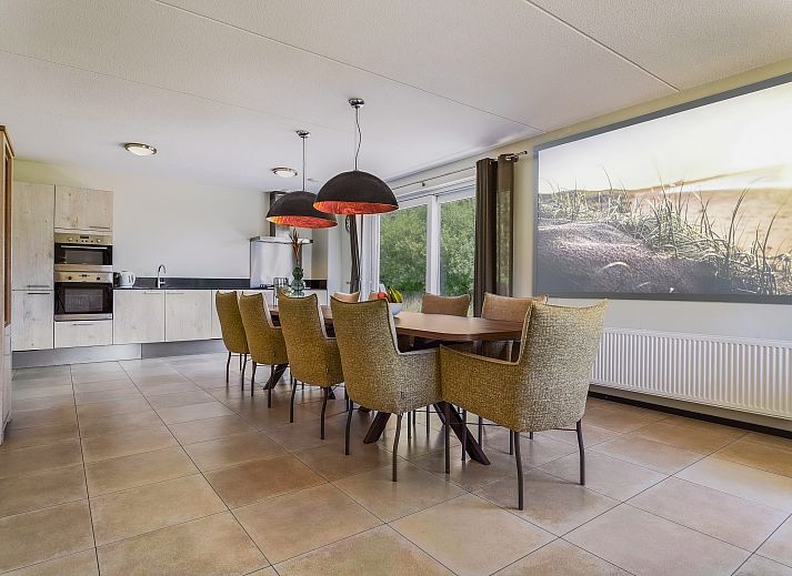 Moderne woonkamer met uitzicht op de natuur bij Strand Resort Ouddorp Duin.