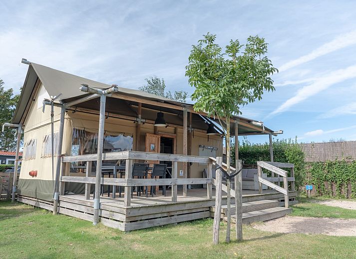 Das Safarizelt Duinroos in Ouddorp bietet ein idyllisches Glamping-Erlebnis inmitten der Natur auf Goeree-Overflakkee in Suedholland.