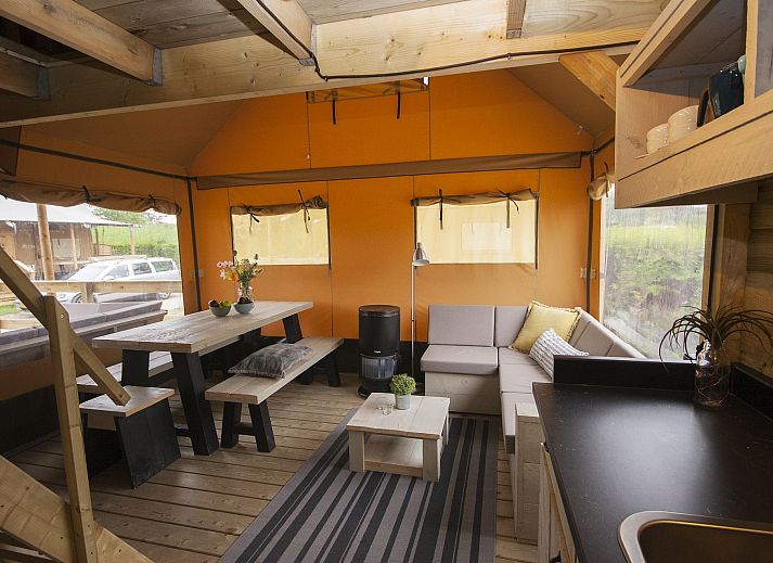 Das Safarizelt Duinroos in Ouddorp bietet ein idyllisches Glamping-Erlebnis inmitten der Natur auf Goeree-Overflakkee in Suedholland.