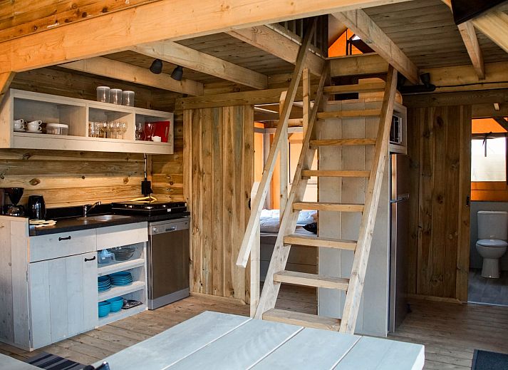 Das Safarizelt Duinroos in Ouddorp bietet ein idyllisches Glamping-Erlebnis inmitten der Natur auf Goeree-Overflakkee in Suedholland.