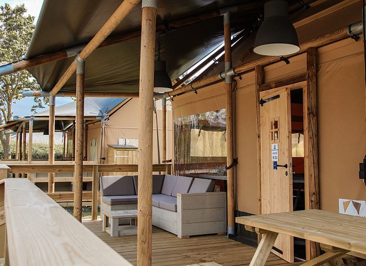 Das Safarizelt Duinroos in Ouddorp bietet ein idyllisches Glamping-Erlebnis inmitten der Natur auf Goeree-Overflakkee in Suedholland.