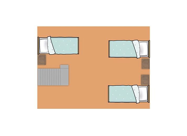 Gemuetlicher Innenbereich des Safarizeltes Duinroos in Ouddorp, Suedholland, mit bequemer Sitzecke und Holzinterieur.