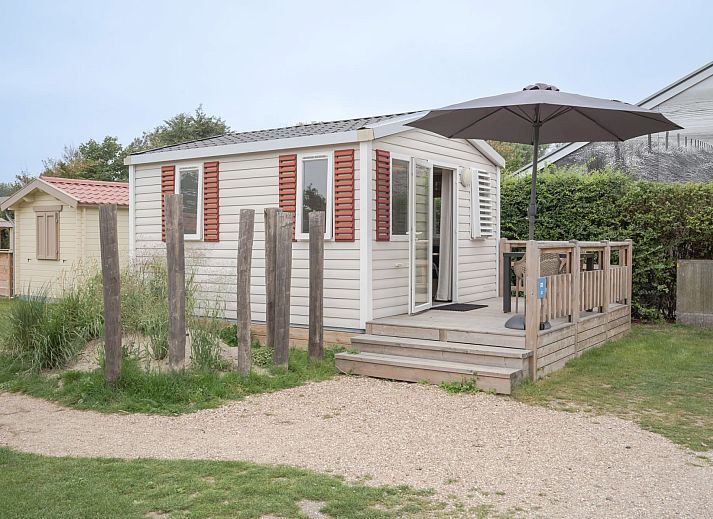 Gemuetlicher Innenbereich des Mobilheims der Kormoran in Ouddorp, Goeree-Overflakkee mit Blick auf die Terrasse und die gruene Umgebung.