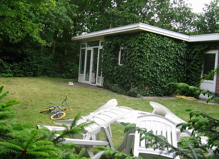 Ferienhaus in Ouddorp mit gruenem Garten und Terrasse, ideal gelegen in der Natur von Goeree-Overflakkee, Suedholland.