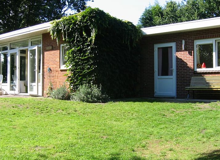 Ferienhaus in Ouddorp mit gruenem Garten und Terrasse, ideal gelegen in der Natur von Goeree-Overflakkee, Suedholland.