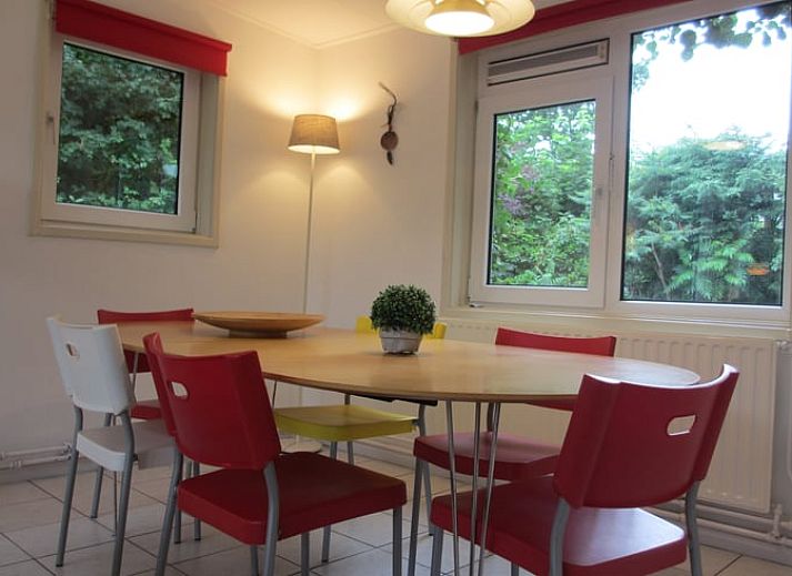 Ferienhaus in Ouddorp mit Terrasse und gruener Umgebung, ideal gelegen in Goeree-Overflakkee, Suedholland fuer einen entspannten Aufenthalt.