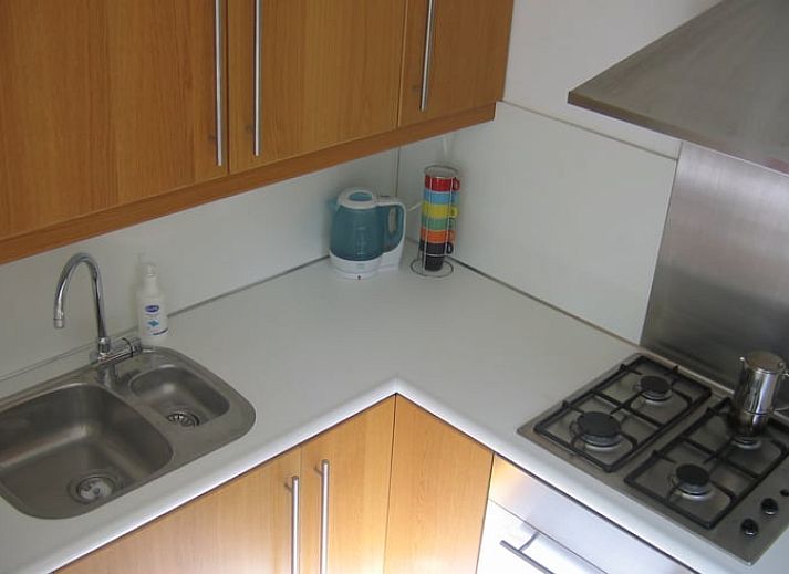 Ferienhaus in Ouddorp mit Terrasse und gruener Umgebung, ideal gelegen in Goeree-Overflakkee, Suedholland fuer einen entspannten Aufenthalt.