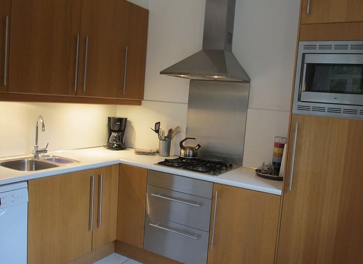 Ferienhaus in Ouddorp mit Terrasse und gruener Umgebung, ideal gelegen in Goeree-Overflakkee, Suedholland fuer einen entspannten Aufenthalt.