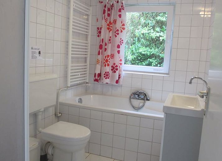 Ferienhaus in Ouddorp mit gruenem Garten, ideal gelegen in Goeree-Overflakkee, Suedholland fuer einen ruhigen Natururlaub.