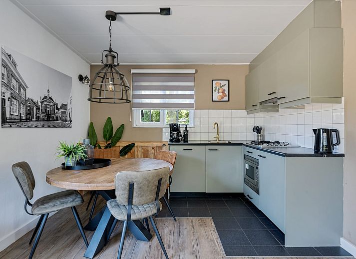 Cozy outdoor area of Bungalow Middelharnis, Ouddorp with shaded area and garden furniture.