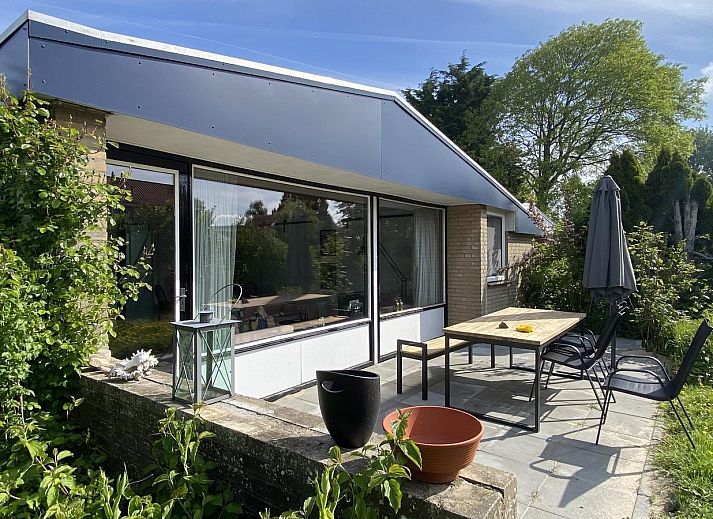 Buitenzijde van VZ934 Bungalow in Ouddorp met terras en groene omgeving in Goeree-Overflakkee, Zuid-Holland.