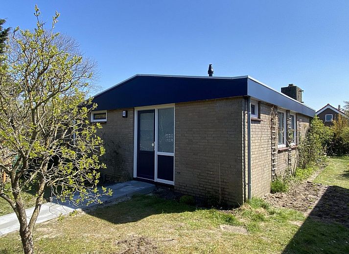 Buitenzijde van VZ934 Bungalow in Ouddorp met terras en groene omgeving in Goeree-Overflakkee, Zuid-Holland.