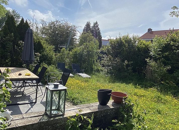 Buitenzijde van VZ934 Bungalow in Ouddorp met terras en groene omgeving in Goeree-Overflakkee, Zuid-Holland.