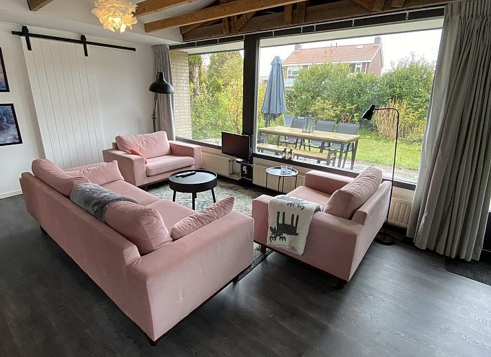 Buitenzijde van VZ934 Bungalow in Ouddorp met terras en groene omgeving in Goeree-Overflakkee, Zuid-Holland.