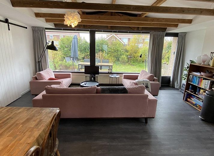 Achteraanzicht van VZ934 Bungalow in Ouddorp, vakantiehuis gelegen in de groene natuur van Goeree-Overflakkee.