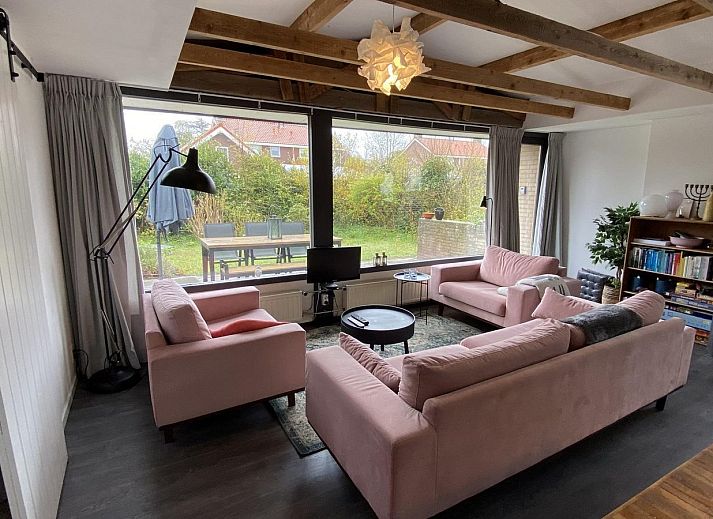 Achteraanzicht van VZ934 Bungalow in Ouddorp, vakantiehuis gelegen in de groene natuur van Goeree-Overflakkee.