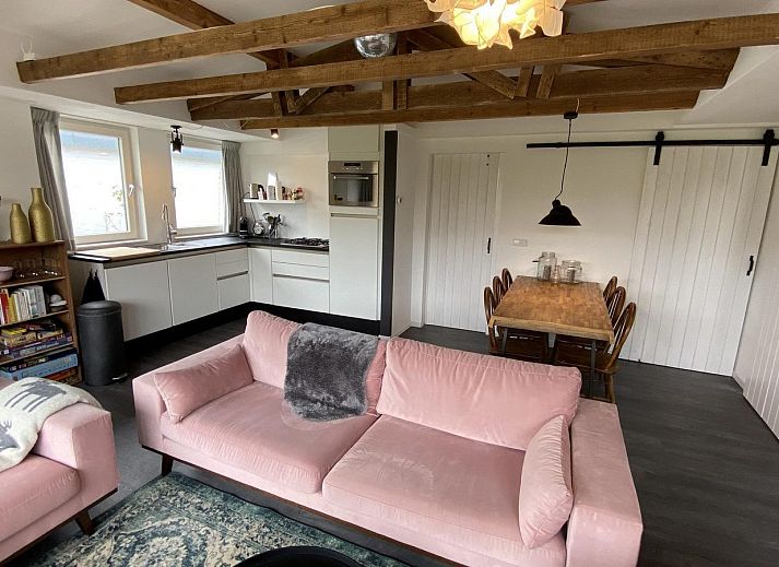 Achteraanzicht van VZ934 Bungalow in Ouddorp, vakantiehuis gelegen in de groene natuur van Goeree-Overflakkee.