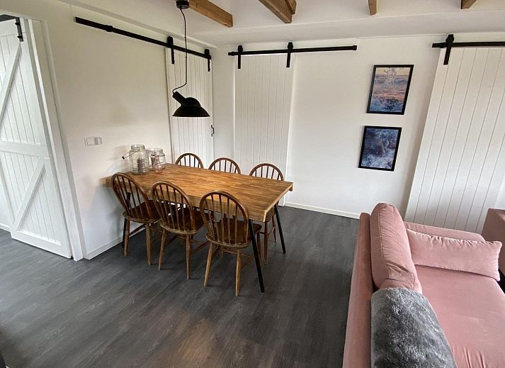 Achteraanzicht van VZ934 Bungalow in Ouddorp, vakantiehuis gelegen in de groene natuur van Goeree-Overflakkee.