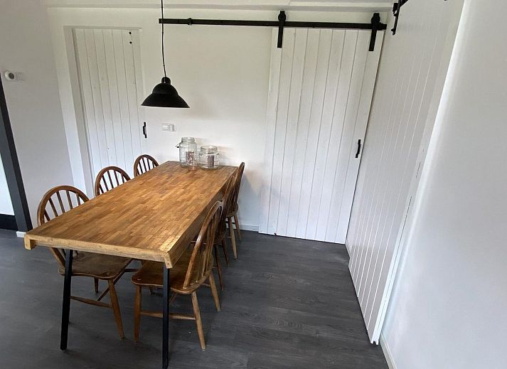 Achteraanzicht van VZ934 Bungalow in Ouddorp, vakantiehuis gelegen in de groene natuur van Goeree-Overflakkee.