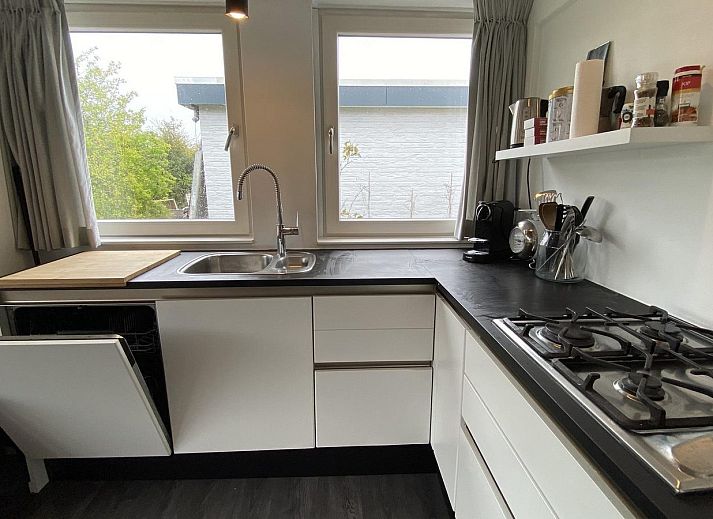 Voorzijde van VZ934 Bungalow in Ouddorp, vakantiehuis met ruime tuin in Zuid-Holland.