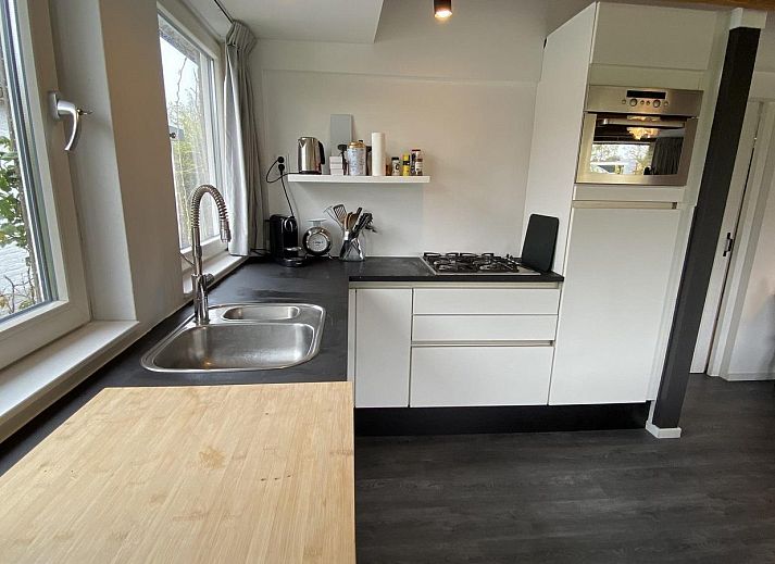 Voorzijde van VZ934 Bungalow in Ouddorp, vakantiehuis met ruime tuin in Zuid-Holland.