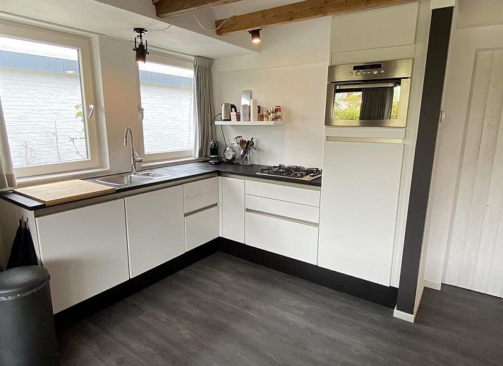 Voorzijde van VZ934 Bungalow in Ouddorp, vakantiehuis met ruime tuin in Zuid-Holland.