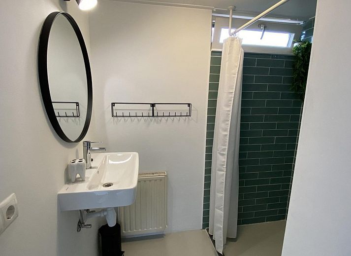 Voorzijde van VZ934 Bungalow in Ouddorp, vakantiehuis met ruime tuin in Zuid-Holland.