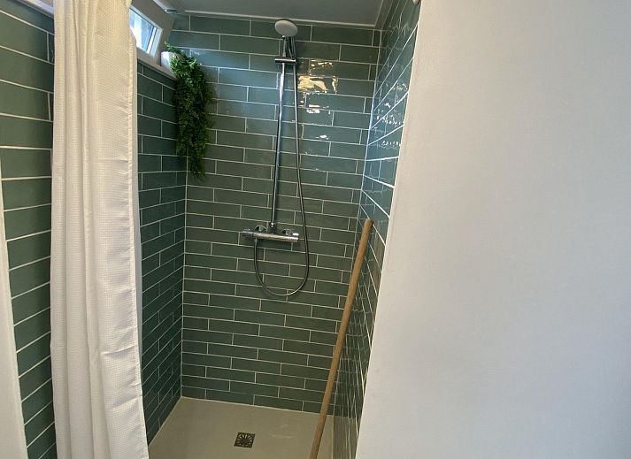 Zonnig terras van VZ934 Bungalow in Ouddorp, omgeven door weelderige natuur in Goeree-Overflakkee.