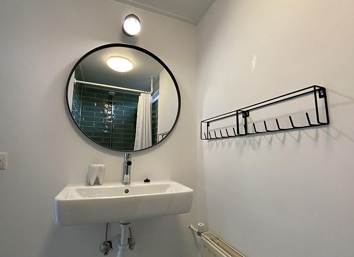 Zonnig terras van VZ934 Bungalow in Ouddorp, omgeven door weelderige natuur in Goeree-Overflakkee.