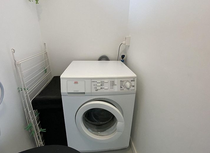 Zonnig terras van VZ934 Bungalow in Ouddorp, omgeven door weelderige natuur in Goeree-Overflakkee.