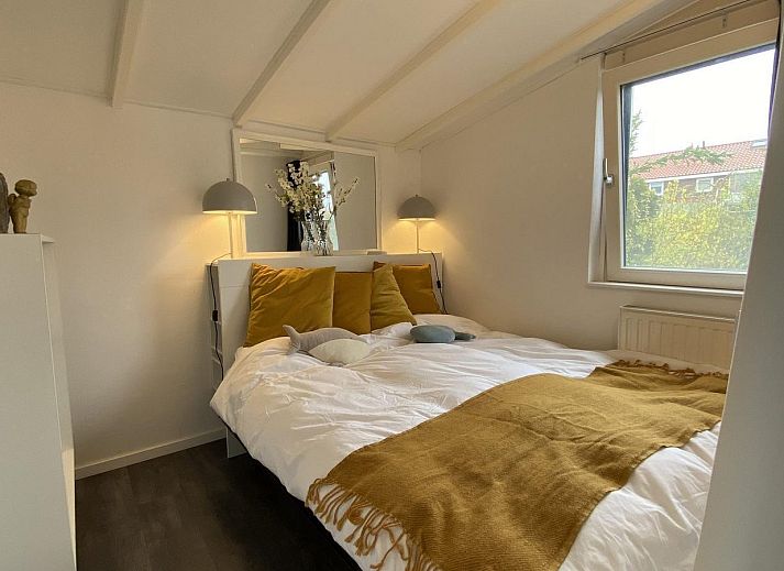 Zonnig terras van VZ934 Bungalow in Ouddorp, omgeven door weelderige natuur in Goeree-Overflakkee.