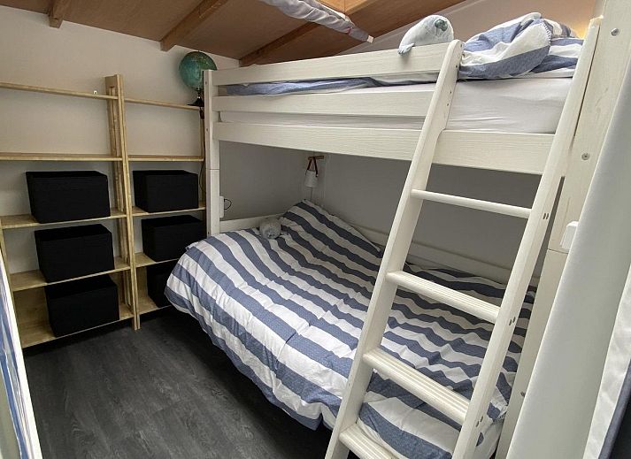 Gezellige woonkamer van VZ934 Bungalow in Ouddorp met uitzicht op de tuin in Zuid-Holland.