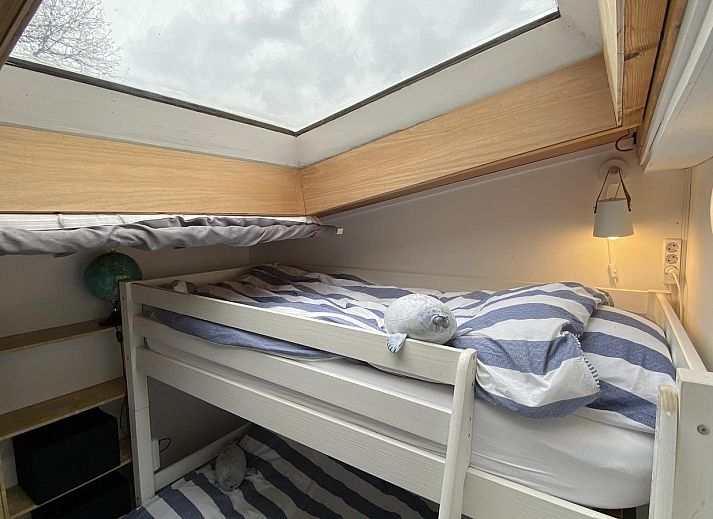 Gezellige woonkamer van VZ934 Bungalow in Ouddorp met uitzicht op de tuin in Zuid-Holland.