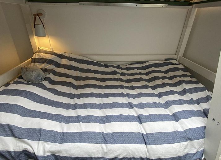 Gezellige woonkamer van VZ934 Bungalow in Ouddorp met uitzicht op de tuin in Zuid-Holland.