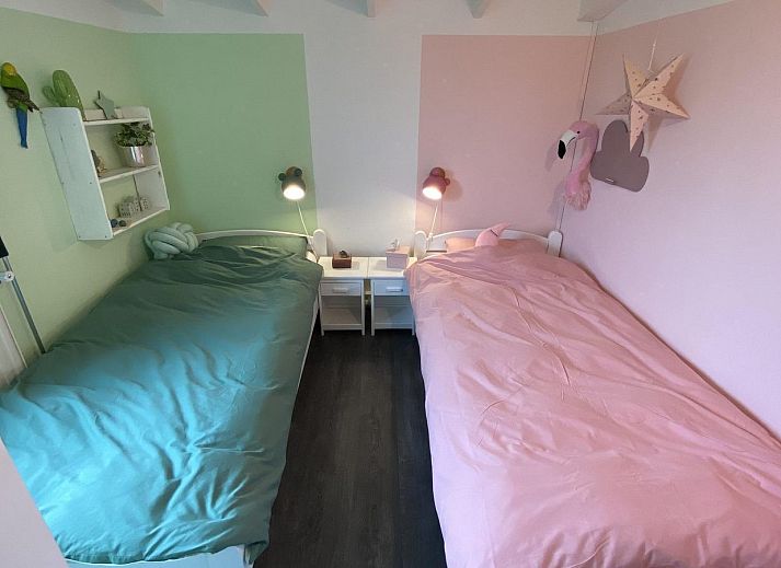 Gezellige woonkamer van VZ934 Bungalow in Ouddorp met uitzicht op de tuin in Zuid-Holland.