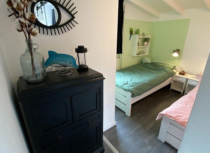 Interieur van VZ934 Bungalow in Ouddorp met comfortabele zithoek, gelegen in Goeree-Overflakkee.