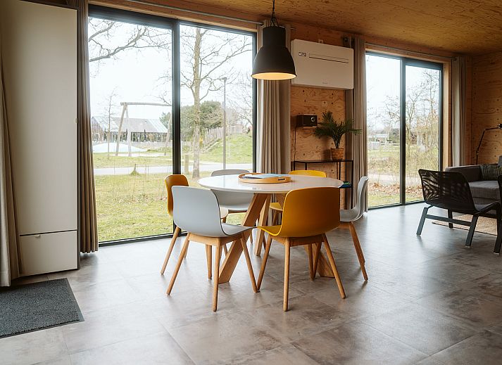 Vacation home Duunroos in Ouddorp, South Holland, surrounded by green nature.