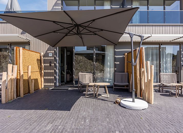 Stijlvolle woonkamer van het 2-persoons appartement 2L in Ouddorp, Goeree-Overflakkee, met moderne inrichting en comfortabele zitruimte.