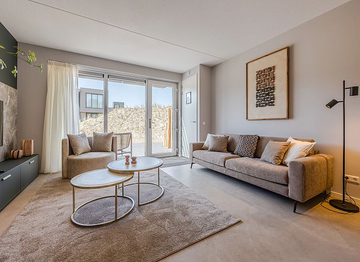 Stijlvolle woonkamer van het 2-persoons appartement 2L in Ouddorp, Goeree-Overflakkee, met moderne inrichting en comfortabele zitruimte.