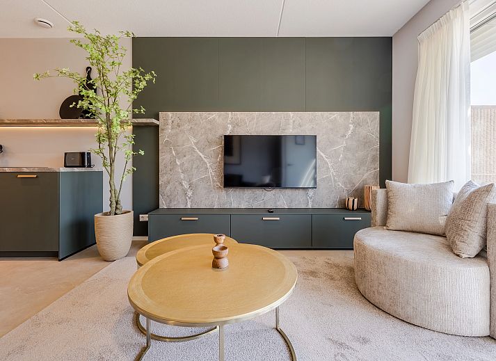 Stijlvolle woonkamer van het 2-persoons appartement 2L in Ouddorp, Goeree-Overflakkee, met moderne inrichting en comfortabele zitruimte.
