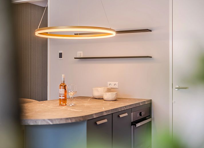 Zonnige woonkamer met grote ramen in het 2-persoons appartement 2L, Ouddorp, Goeree-Overflakkee, biedt uitzicht op de duinen.