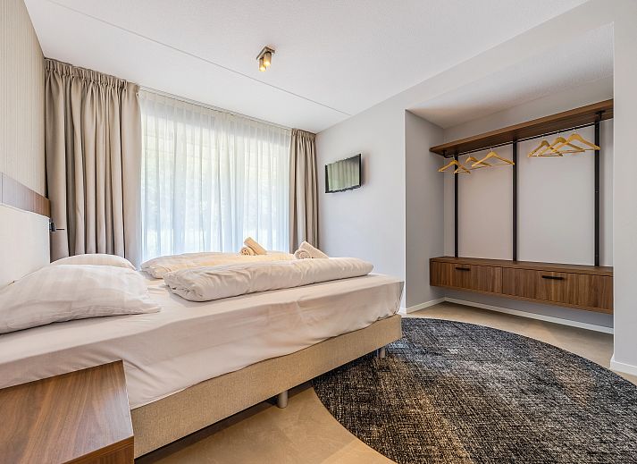 Zonnige woonkamer met grote ramen in het 2-persoons appartement 2L, Ouddorp, Goeree-Overflakkee, biedt uitzicht op de duinen.