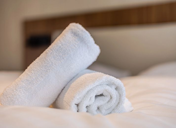 Zonnige woonkamer met grote ramen in het 2-persoons appartement 2L, Ouddorp, Goeree-Overflakkee, biedt uitzicht op de duinen.