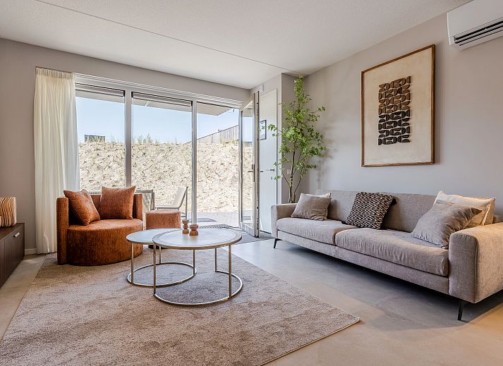 Helles Wohnzimmer mit grossen Fenstern in der 2-4-Bett-Wohnung 2-4C, Ouddorp, Goeree-Overflakkee, ideal zum Entspannen.