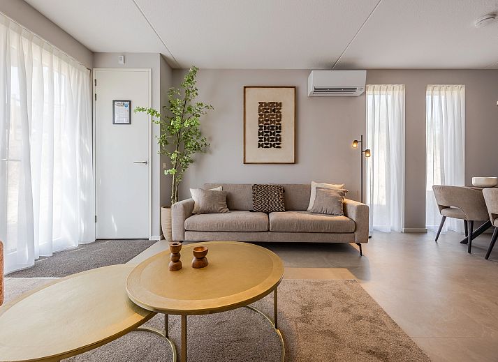 Helles Wohnzimmer mit grossen Fenstern in der 2-4-Bett-Wohnung 2-4C, Ouddorp, Goeree-Overflakkee, ideal zum Entspannen.