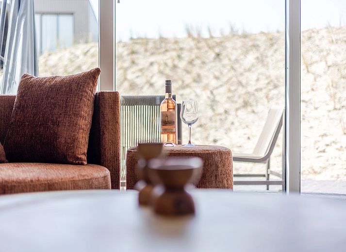 Helles Wohnzimmer mit grossen Fenstern in der 2-4-Bett-Wohnung 2-4C, Ouddorp, Goeree-Overflakkee, ideal zum Entspannen.