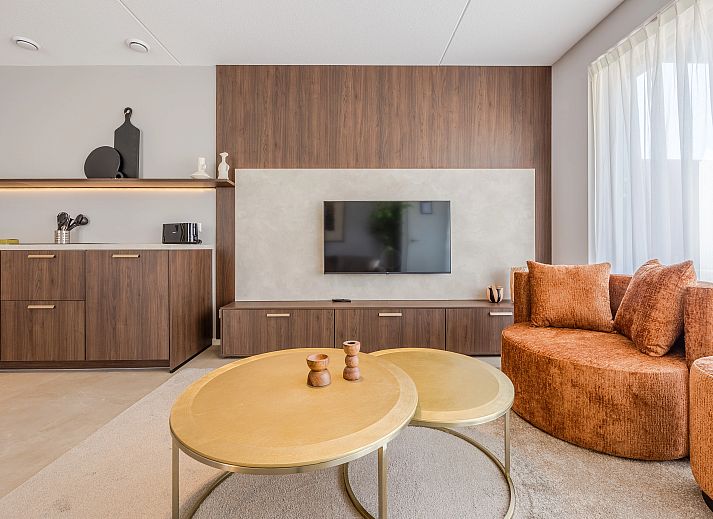 Helles Wohnzimmer mit grossen Fenstern in der 2-4-Bett-Wohnung 2-4C, Ouddorp, Goeree-Overflakkee, ideal zum Entspannen.