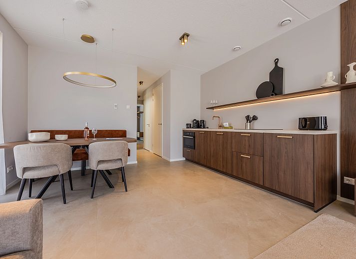 Helles Wohnzimmer mit grossen Fenstern in der 2-4-Bett-Wohnung 2-4C, Ouddorp, Goeree-Overflakkee, ideal zum Entspannen.